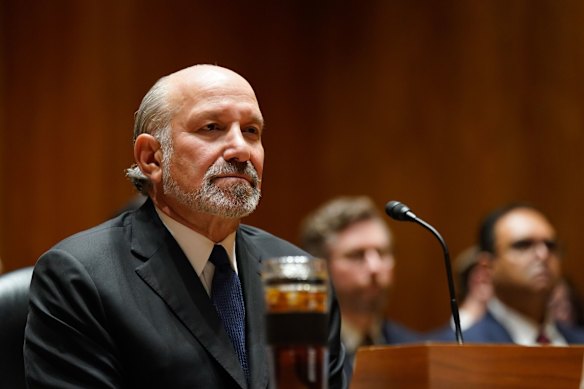 O secretário de Comércio, Howard Lutnick, admitiu ter visitado a ilha privada de Jeffrey Epstein em 2012 para almoçar.