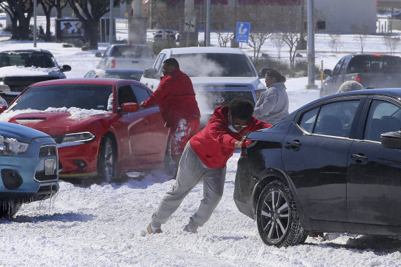 People free their cars from the snow in Waco, Texas. 