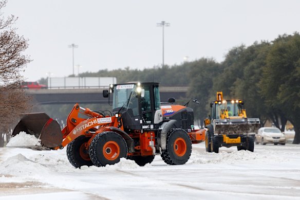 テキサス州の道路から除雪するフロントエンドローダー。