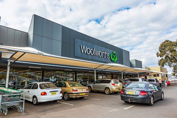 Los REIT suelen invertir en propiedades comerciales como supermercados y almacenes.