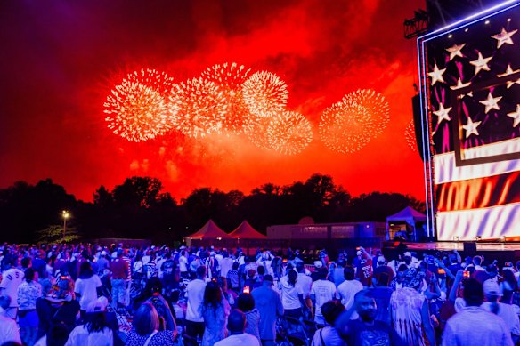 Fuochi d'artificio sul National Mall dopo il discorso di Trump.