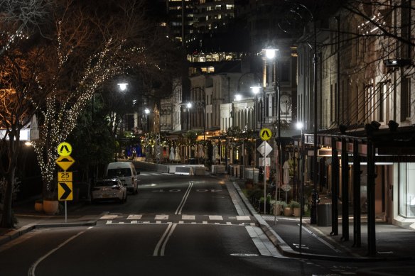 Experts are divided over whether a curfew could help drive down the COVID case numbers in Sydney. 