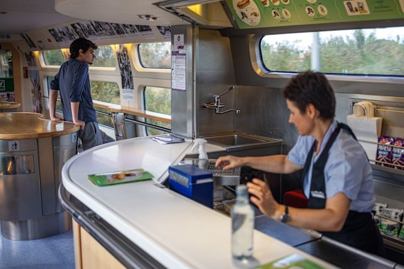 Um vagão-restaurante a bordo do serviço de trem Renfe AVE.
