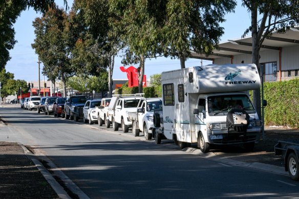 Cars queueing for sandbags in Shepparton in preparation for incoming flood waters.