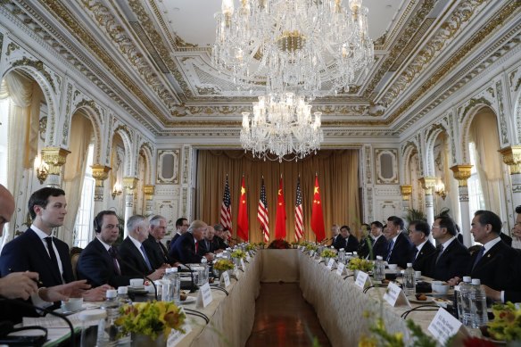 Дональд Трамп и президент Китая Си Цзиньпин встречаются в Мар-а-Лаго 7 апреля.