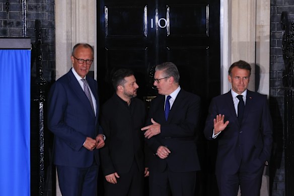 Da sinistra, il cancelliere tedesco Friedrich Merz, il presidente ucraino Volodymyr Zelensky, il primo ministro britannico Keir Starmer e il presidente francese Emmanuel Macron dopo il loro incontro domenica al 10 di Downing Street a Londra.