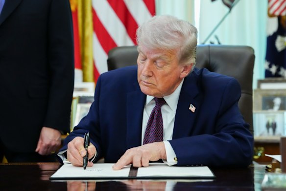 Donald Trump ha firmato un ordine esecutivo per imporre tariffe del 100% sui prodotti farmaceutici stranieri.