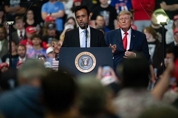Il presidente degli Stati Uniti Donald Trump con il candidato governatore Vivek Ramaswamy durante un evento elettorale a Youngstown, Ohio.