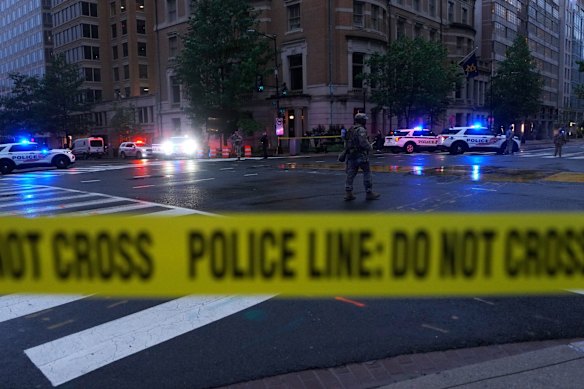 Le forze dell'ordine rispondono a seguito di spari vicino alla Casa Bianca a Washington.