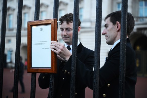 The official statement confirming the death of the Queen is attached to the gates of Buckingham Palace.