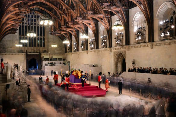 Yas tutanlar Westminster Hall'daki tabutun önünden geçerken Kraliçe'nin dört çocuğu nöbet tutuyor. 