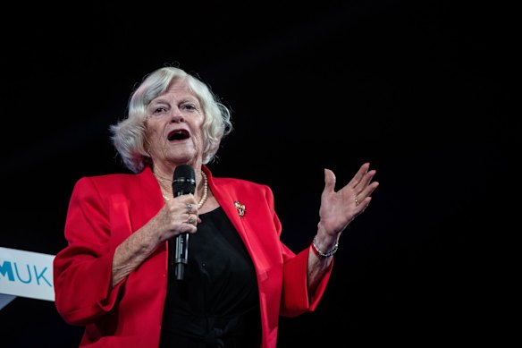 Ann Widdecombe parla durante la conferenza nazionale Reform UK 2024.