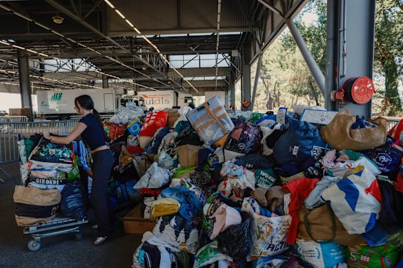 I volontari hanno smistato vestiti e cibo donati per le persone evacuate dagli incendi nella regione della Gironda.