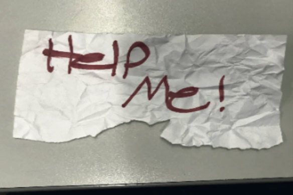 The “help me” sign that the girl used to alert passersby.