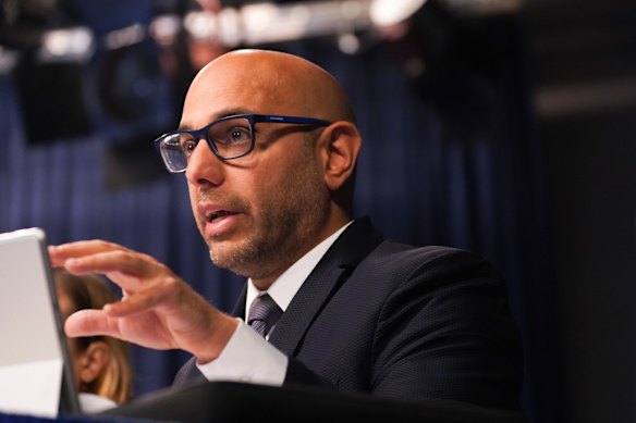 O Dr. Aaron Siri, um aliado de Kennedy e também cético em relação às vacinas, fez uma apresentação de 90 minutos na reunião do CDC.