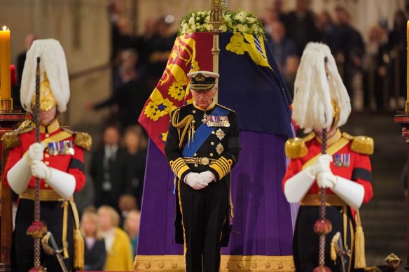 Kral Charles III, 16 Eylül'de Westminster Sarayı'ndaki Westminster Salonu'ndaki katafalk üzerinde devlette yatarken, annesi Kraliçe II. Elizabeth'in tabutunun yanında nöbet tutuyor.