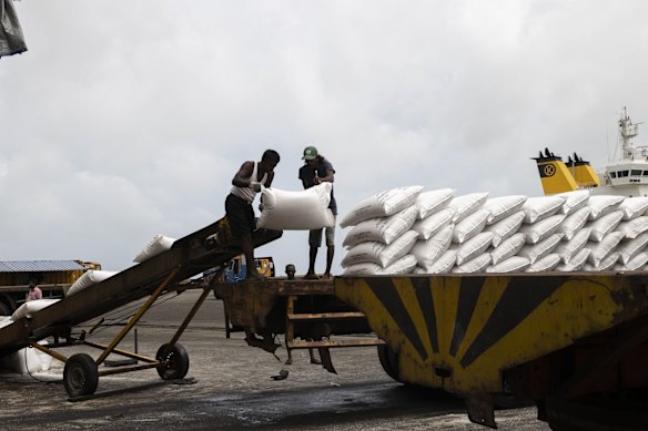 I lavoratori scaricano fertilizzanti a Colombo, Sri Lanka. Si teme che la chiusura dello Stretto di Hormuz possa innescare carenze globali. 