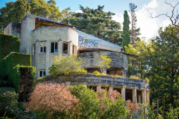 The abandoned mansion at 5 Morella Road, Mosman, before it was sold in 2016 for $6.6 million.