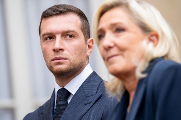 Jordan Bardella, presidente del Rally Nazionale, a sinistra, e Marine Le Pen.