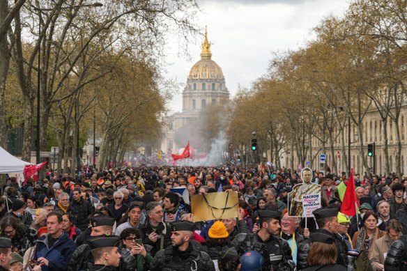 Protestocular, Paris'in merkezinde emeklilik reformuna karşı bir gösteri sırasında yürüyor.