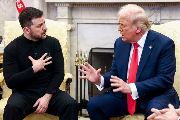 Donald Trump com o presidente ucraniano Volodymyr Zelensky durante sua reunião do Salão Oval em fevereiro.