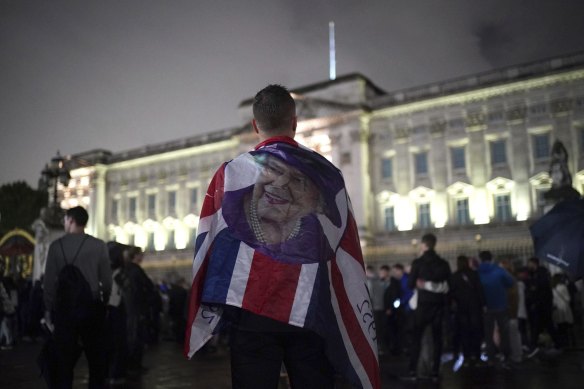 Mourners gather outside Buckingham Palace following the announcement of the death of Queen Elizabeth II, in London, on Thursday, September 8, 2022. (James Manning/PA via AP)