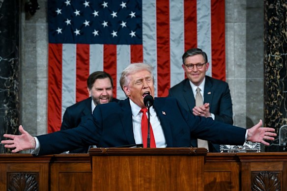 Donald Trump distribuiu prêmios e homenagens em um discurso repleto de interação com o público.