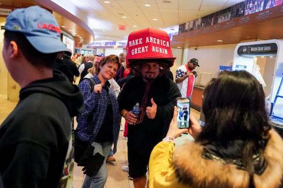 Les participants prennent des photos avant un événement de campagne avec l'ancien président américain Donald Trump.