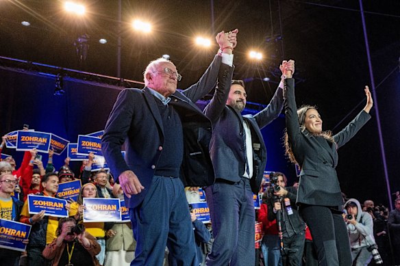 Il senatore Bernie Sanders, a sinistra, e la deputata Alexandria Ocasio-Cortez, a destra, sono alleati chiave di Zohran Mamdani.