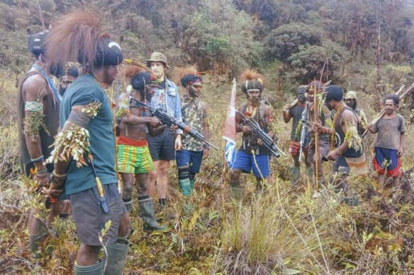 Mehrtens este ținut de luptători pentru independență după ce s-au prăbușit în avionul său cu un singur motor la scurt timp după ce acesta a aterizat pe o mică pistă din Paru, în îndepărtata regiune Nduga, Papua, Indonezia.
