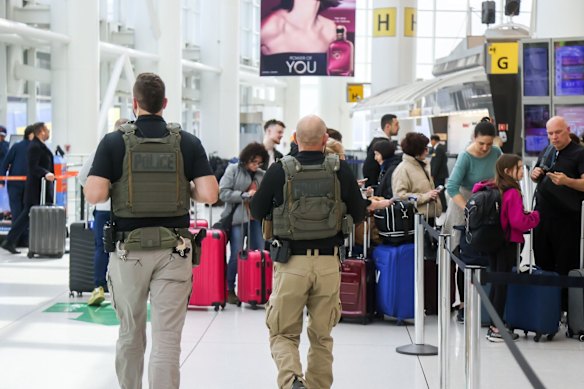 Agenti federali dell'ICE sono stati inviati negli aeroporti di tutto il paese per assistere la TSA.