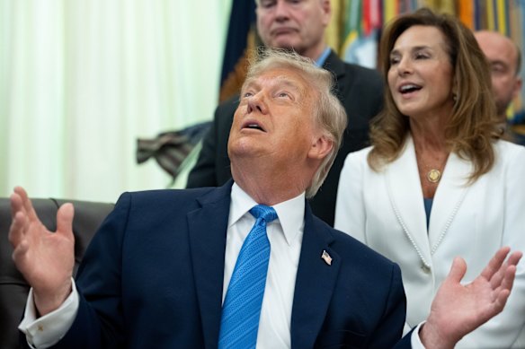 Il presidente degli Stati Uniti Donald Trump nello Studio Ovale durante la settimana.