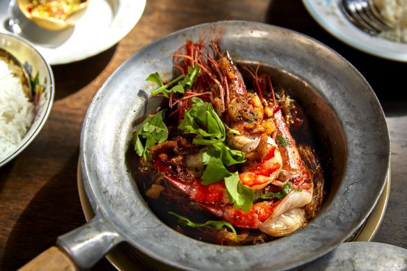 Baked tiger prawns with vermicelli.