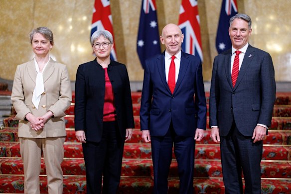 Il ministro degli Esteri Penny Wong (al centro a sinistra) e il ministro della Difesa Richard Marles (a destra) hanno incontrato mercoledì a Londra Healey (al centro a destra) e il ministro degli Esteri britannico Yvette Cooper (a sinistra) nell'ambito del vertice annuale AUKMIN.