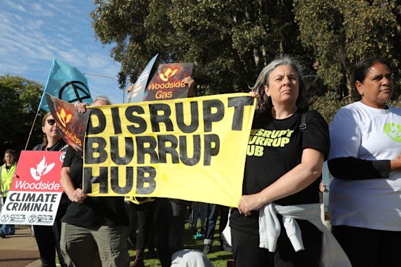 Manifestanti all'incontro annuale di Woodside a Perth l'anno scorso.