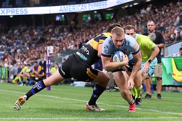 Max Jorgensen gets one back for the Waratahs against the Hurricanes.