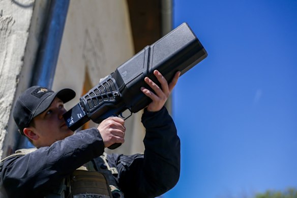 Un soldato dell'esercito americano utilizza una pistola contro-drone DroneShield durante l'esercitazione Combined Resolve 
