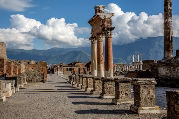 Pompeii is crowded, badly managed and poorly signed. 