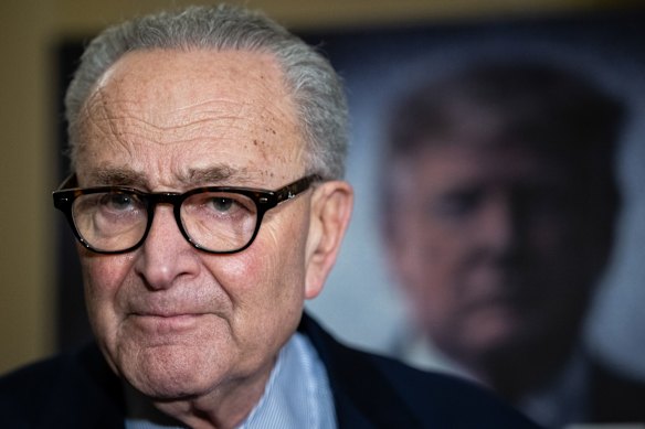 Il leader della minoranza al Senato Chuck Schumer ha accusato l’amministrazione Trump di aver insabbiato la “discarica di notizie della vigilia di Natale” di un altro milione di file Epstein.