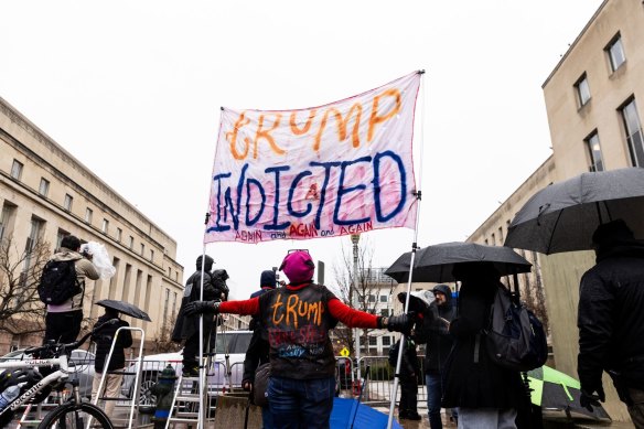 A protester outside the E. Barrett Prettyman US Courthouse in Washington during Trump's court appearance.