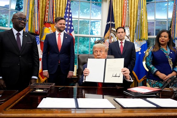 Da esquerda: o ministro das Relações Exteriores de Ruanda, Olivier Andhuhurgir, o vice -presidente dos EUA JD Vence, o presidente dos EUA, Donald Trump, o secretário dos EUA Marco Rubio e o ministro das Relações Exteriores do Congo, Theres Kayakwamba, a República Democrata do Oval Fiss em junho.