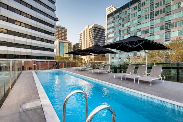 Vibe Hotel North Sydney's rooftop水池。” loading=