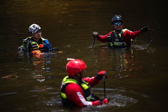 Los bomberos mexicanos buscan cuerpos en el río Guadalupe fuera del campamento Mystic en Hunt, Texas.