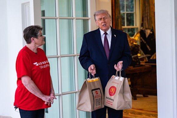 Il presidente degli Stati Uniti Donald Trump riceve un ordine di McDonald's da Sharon Simmons, 