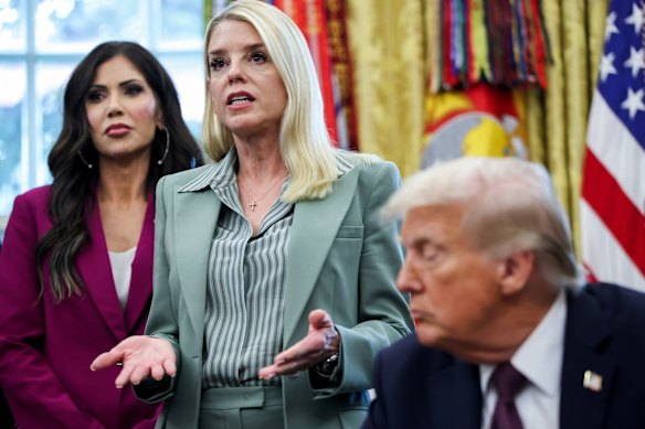 Donald Trump demitiu Kristi Noem e Pam Bondi, apesar de sua devoção.