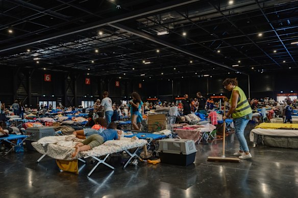I residenti sono stati evacuati dagli incendi in un rifugio di emergenza allestito martedì presso il Parc des Expositions di Bordeaux.