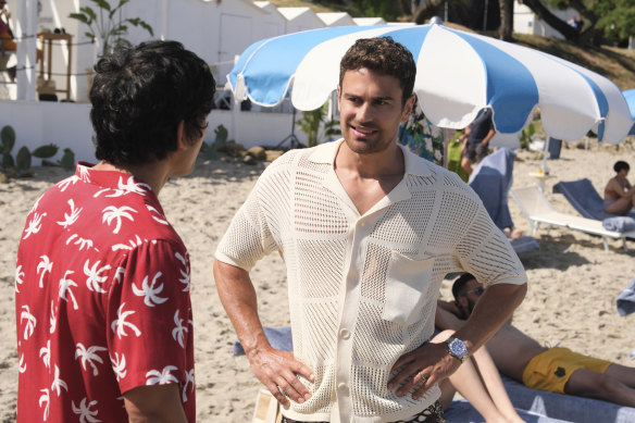 Theo James as Cameron in season two of ‘The White Lotus’ wearing a cream knit shirt by British label Naunushka.