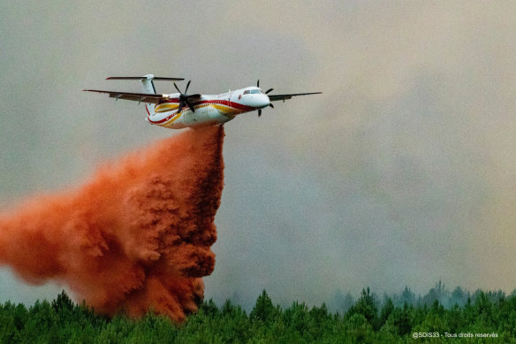Dash aircraft fighting a wildfire near Landiras in south-western France, 2022. 
