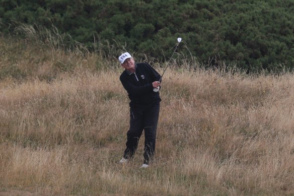 Donald Trump, Turnberry, İskoçya'daki Turnberry golf kulübünde golf oynuyor.