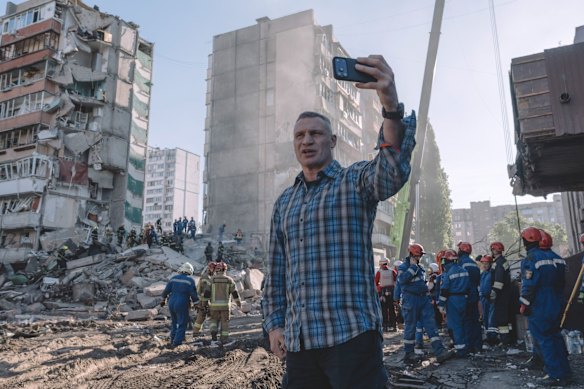 Il sindaco di Kiev Vitali Klitschko visita il luogo di un attacco aereo russo sulla città a maggio.